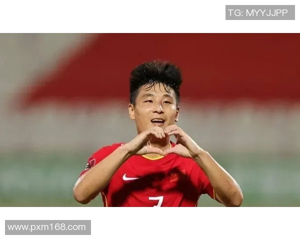 中国足球明星武磊展示精湛颠球技巧，传递足球热情与无限可能