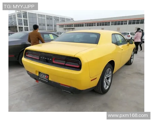 足球巨星亲自驾车驰骋公路展现速度与激情瞬间